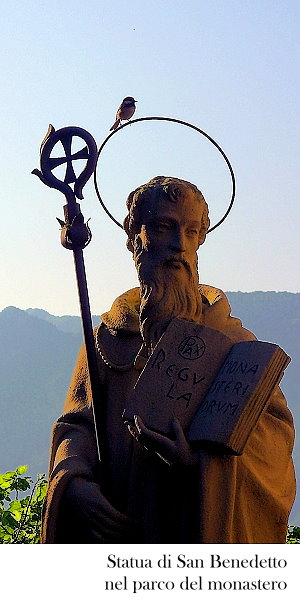 Statua di San Benedetto nel parco del monastero